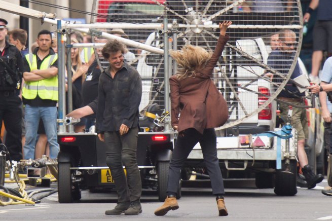 Tom Cruise and Annabelle Wallis are spotted filming dramitic scenes for The Mummy Both can be seen dancing in celebration of the last day of filming. Featuring: Annabelle Wallis, Tom Cruise Where: London, United Kingdom When: 17 Jul 2016 Credit: WENN.com