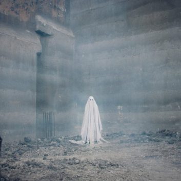 Review: ‘A Ghost Story’ is a Beautiful Examination on Space and Time, Life and Death