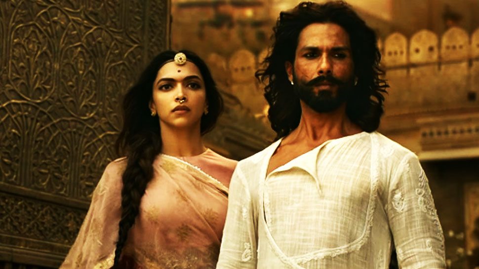 Review: 'Padmaavat' is Flawed. But It is a Must Watch - The Cinemaholic