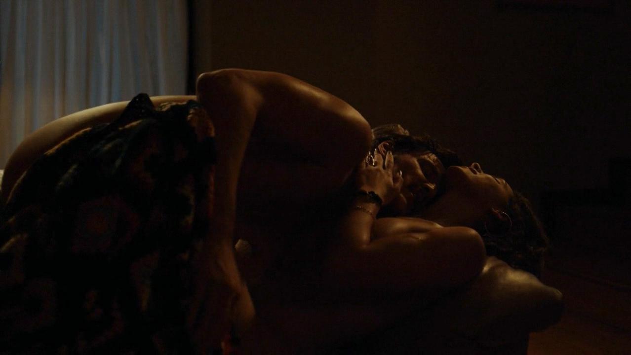 In this intense and passionate scene, she makes love to Javi (Pedro Pascal)...